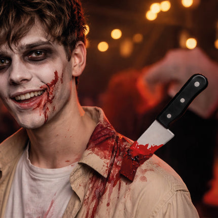 Halloween-falsk kniv i skulderen