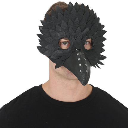 Halloween-maske med sorte fuglefjer