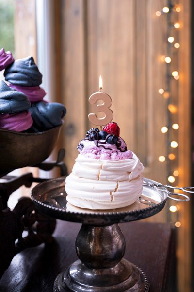 3 Jaar Kaars Rose Goud 9cm van Partydeco koop je bij Partywinkel