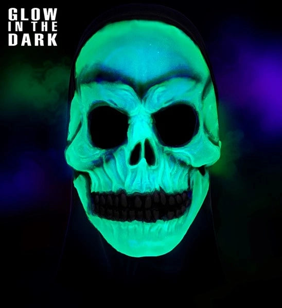 Halloween-kraniamaske med hætte, der lyser i mørket