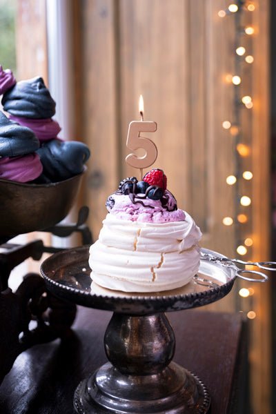 5 Jaar Kaars Rose Goud 9cm van Partydeco koop je bij Partywinkel