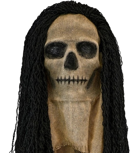 Maske i form af et kranium med kappe og hår