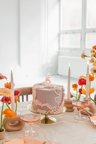 6 Jaar Kaars Lichtroze 10cm van Partydeco koop je bij Partywinkel