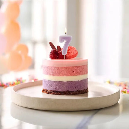 7 Jaar Kaars Paars 10cm van Partydeco koop je bij Partywinkel