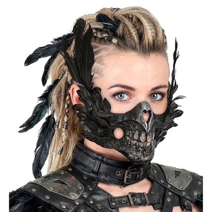 Halloween-maske: sort dødningehoved med fjer