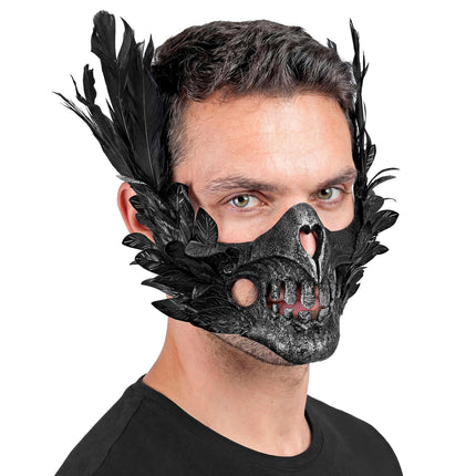 Halloween-maske: sort dødningehoved med fjer