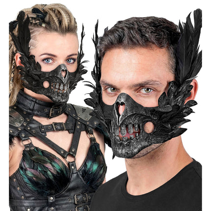 Halloween-maske: sort dødningehoved med fjer