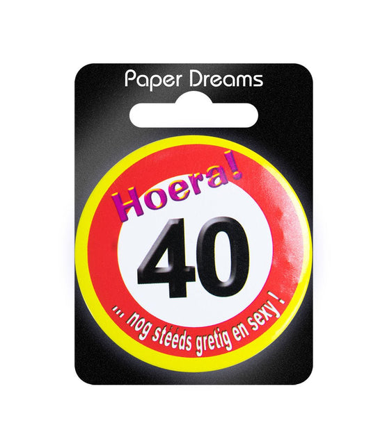 Button 40 Jaar Verkeersbord 5,5cm van Paper Dreams koop je bij Partywinkel