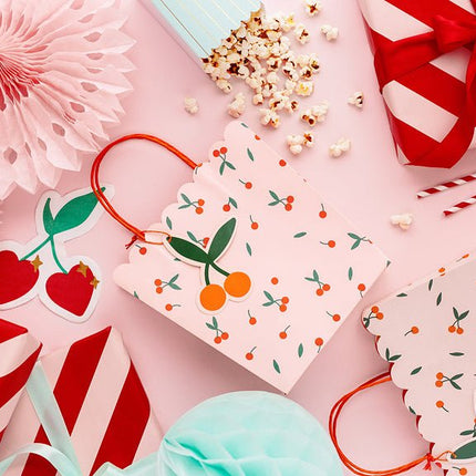 Cadeautasje Kersen 23cm van Partydeco koop je bij Partywinkel
