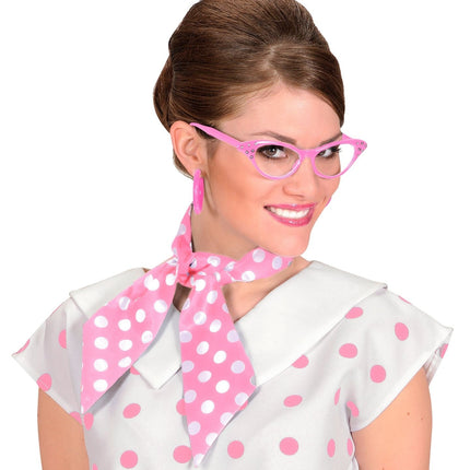 Lyserødt tørklæde med hvide prikker