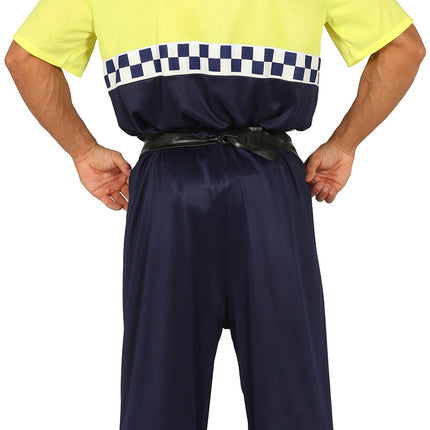 Politimand i nabolaget kostume mænd