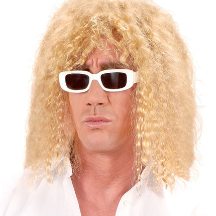 Blond paryk sangerinde