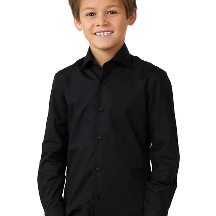 Dreng i sort skjorte <tc>OppoSuits</tc>