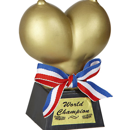 Trofæ med gyldne bryster