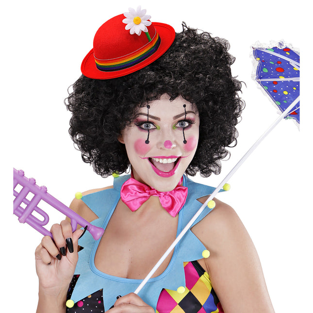 Rød bowlerhat med blomst