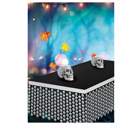 Hvidt Halloween-bordskørt med dødningehoveder 4m