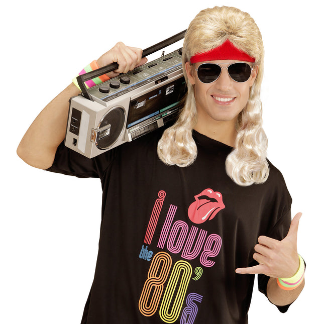 Røde svedbånd med blondt krøllet hår