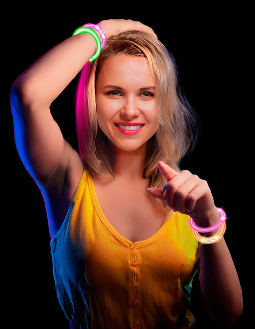 Gekleurde Armband Glow In The Dark 8cm 4st van Fiestas Guirca koop je bij Partywinkel