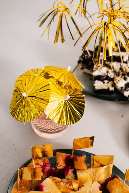 Gouden Cocktailprikkers Parasol 10cm 10st van WeFiesta koop je bij Partywinkel