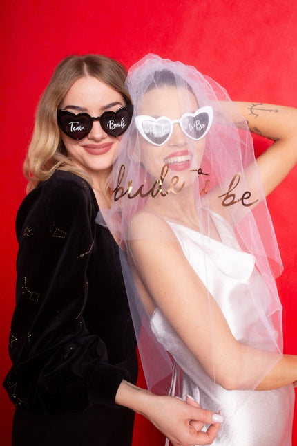 Hartvormige bril met de tekst 'Bride to Be', wit van Partydeco koop je bij Partywinkel