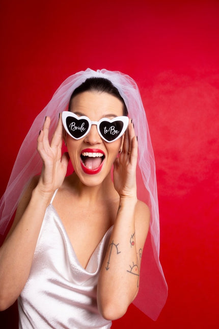 Hartvormige bril met de tekst 'Bride to Be', wit van Partydeco koop je bij Partywinkel