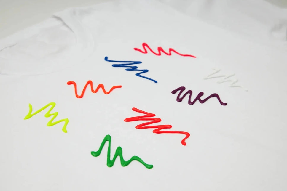 Moon Glow Neon UV Fabric Paint 125ml Intense Purple 125ml van Moon Creations koop je bij Partywinkel