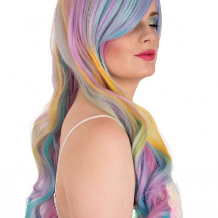 Pruik Selena Lang Met Krullen Pastel Regenboog Met Schuine Pony van PartyXplosion koop je bij Partywinkel