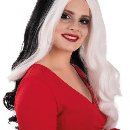 Pruik Selena Lang Met Krullen Zwart En Wit Met Een Witte Lok van PartyXplosion koop je bij Partywinkel