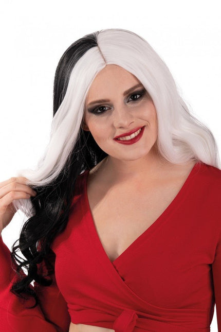 Pruik Selena Lang Met Krullen Zwart En Wit Met Een Witte Lok van PartyXplosion koop je bij Partywinkel