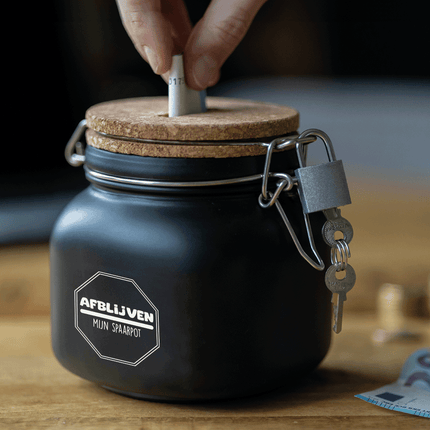 Zwarte Spaarpot Afblijven 12,5cm van Paper Dreams koop je bij Partywinkel