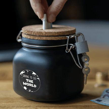 Zwarte Spaarpot Saving To See The World 12,5cm van Paper Dreams koop je bij Partywinkel